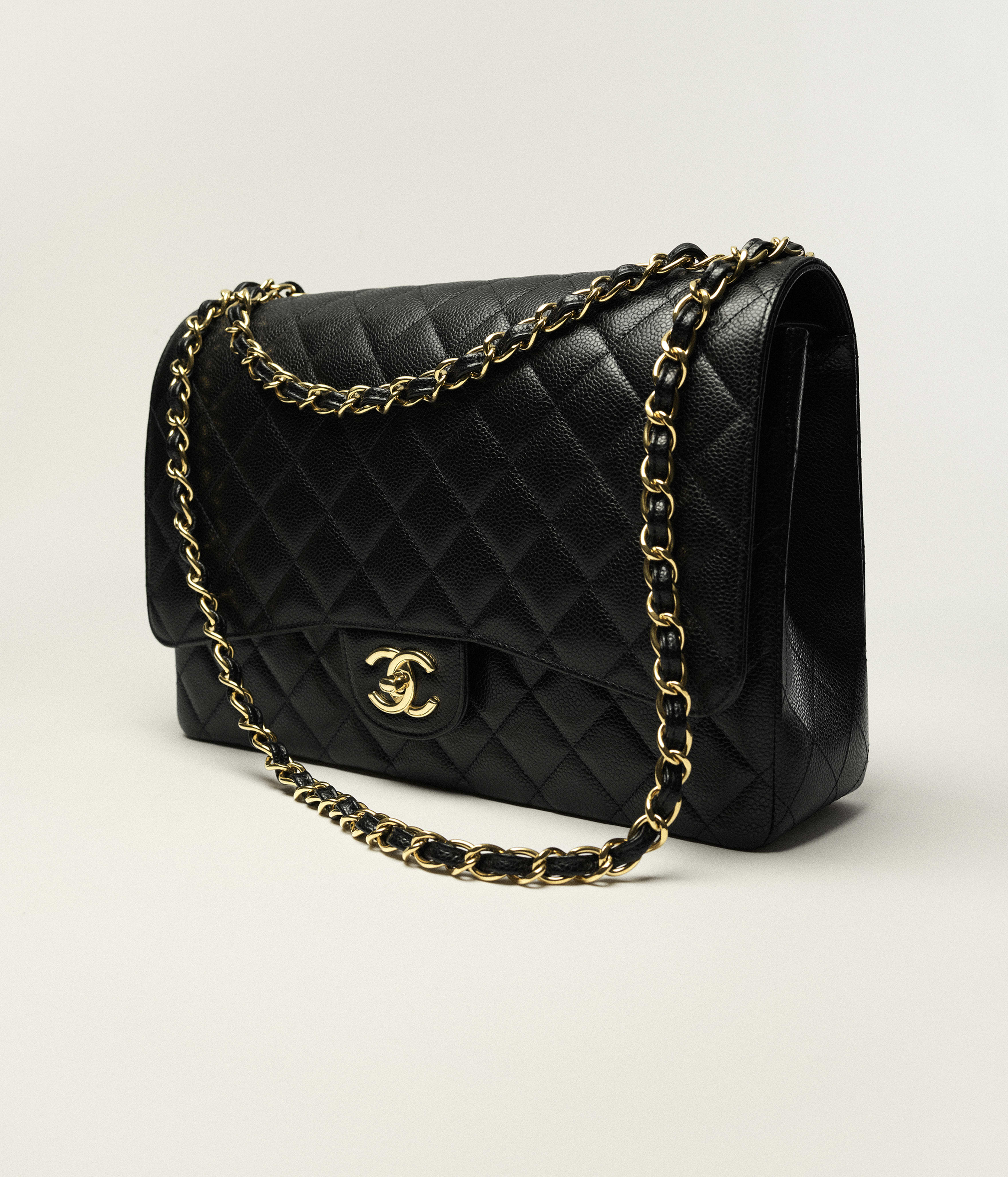 Klassische Maxi-Handtasche - Schwarz - Genarbtes Kalbsleder & goldfarbenes Metall - Ansicht Artistique 3